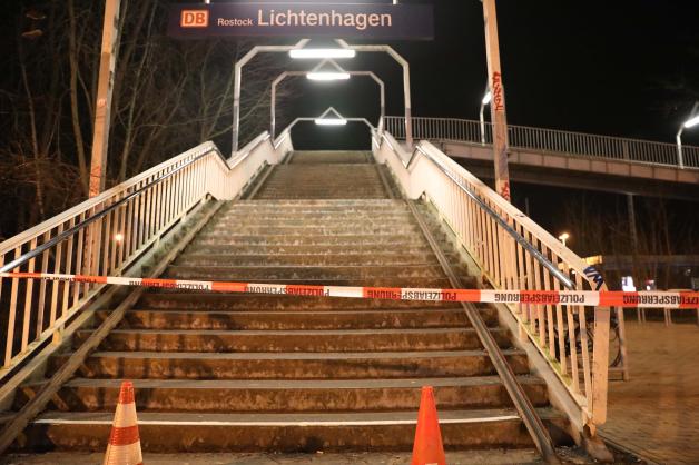 Schweres Verbrechen in Rostock befürchtet: 30-Jähriger am S-Bahn-Haltepunkt durch massive Gewalteinwirkung lebensbedrohlich verletzt - Attacke von Personengruppe? 