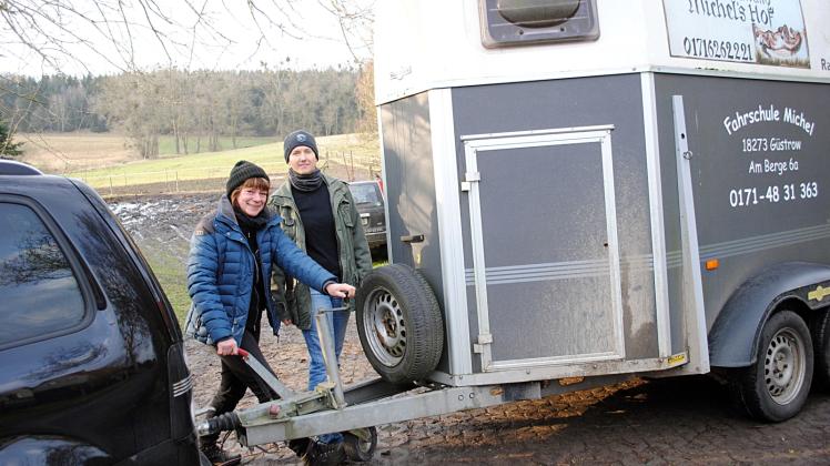 Fahrlehrerin Birgit Michel (l.) und VFD-Sportwartin Yvonne Adam kuppeln einen Pferdeanhänger an eine Zugmaschine an. Was beim Transport von lebenden Tieren zu beachten ist, wird im März und April in Lehrgängen vermittelt.