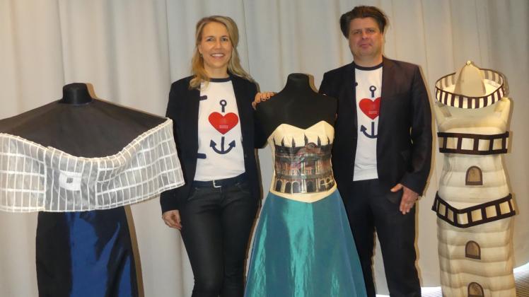 Die Mitglieder des Projektteams – Annett Liskewitsch und Andreas Markgraf – präsentieren die vom Maßschneider Andreas Kiefer geschaffenen Kostüme der Wahrzeichen der Hansestadt. 