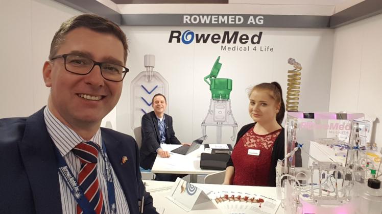 Erfinderisch: Rowemed-Vorstandsvorsitzender Dr. Dirk Forberger, Mediziner Dr. Jens Ebnet und Key-Account-Managerin Christiane Kasper auf der Messe in Kalifornien