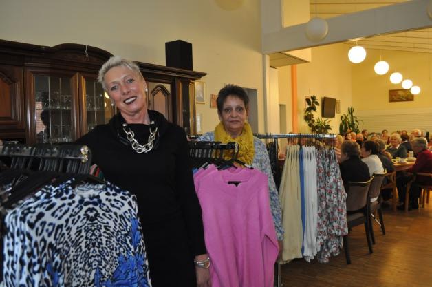 Sie fahren mit ihrer Mode zu den Senioren: Manuela Scholtyszak (l.) und Cornelia Münsch waren in der Begegnungsstätte in Gadebusch zu Gast. 