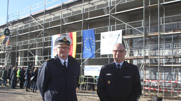 Freuen sich auf die Fertigstellung des Neubaus für die Feuerwehr im Marinestützpunkt Hohe Düne: Fregattenkapitän Hans-Joachim Schulz (l.) und Brandamtsrat Michael Kröger. 
