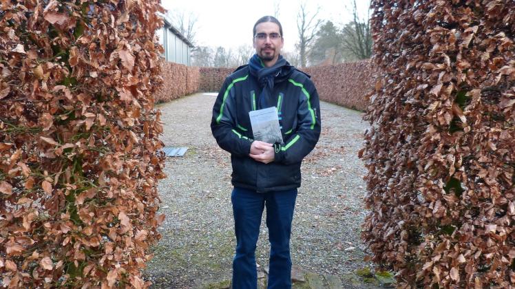 Helge Buttkereit steht auf dem Fundament des ehemaligen Konzentrationslagers von Kuhlen. Da, wo die Wände des „KZ der Kirche“ verliefen, steht heute eine Hecke. 