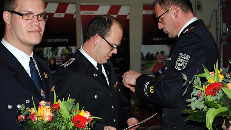 Brandschutz-Ehrenzeichen für 25 Jahre Dienst in der Feuerwehr überreichte Wehrleiter Markus Paschen den Brüdern Peter und René Schröder (von rechts). 