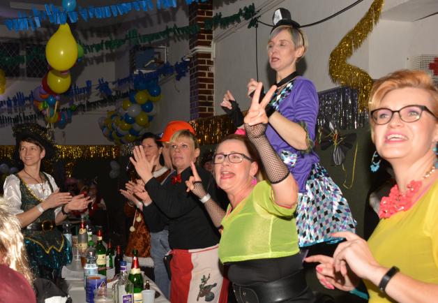 Es hatte seine helle Freunde daran: Das Publikum feierte die Akteure auf der Bühne. Es hatte seine helle Freunde daran: Das Publikum feierte die Akteure auf der Bühne.