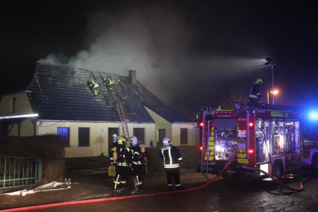 Feuer in einem Wohnhaus in Bandow: Unter Führung der Schwaaner Wehr waren 70 Feuerwehrmänner aus sechs Wehren hier im vergangenen Jahr im Einsatz.