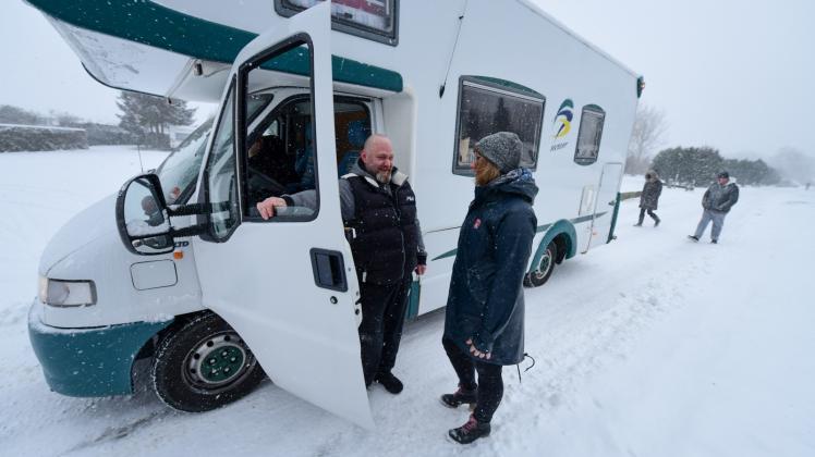 Echtes Wintercamping in Zierow: Campingplatzmitarbeiterin Sabrina Jensen (r.) im Gespräch mit Camper Thore Reike-Nowack aus Uetersen , der sich über das gestrige Schneetreiben an der Küste freute 