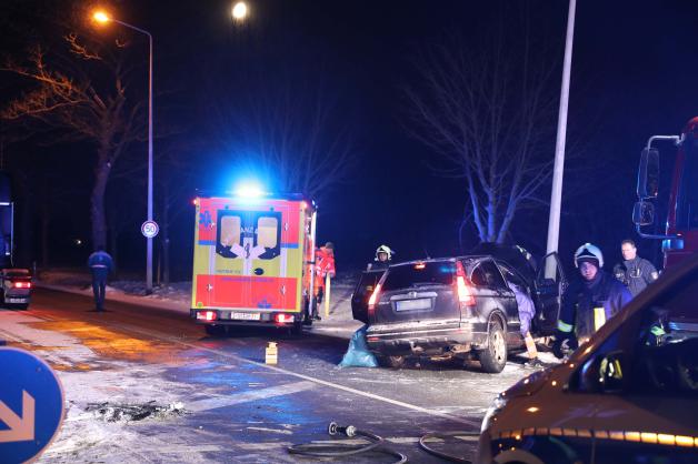 Schwerer Unfall auf B 110 bei Pastow: Honda kracht in Lkw und wird gegen Laterne geschleudert - Fahrer schwer verletzt in eisiger Kälte lange eingeklemmt