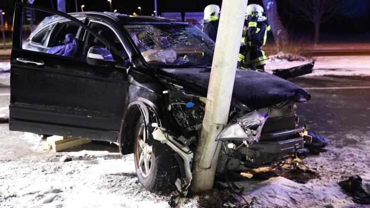 Schwerer Unfall auf B 110 bei Pastow: Honda kracht in Lkw und wird gegen Laterne geschleudert - Fahrer schwer verletzt in eisiger Kälte lange eingeklemmt