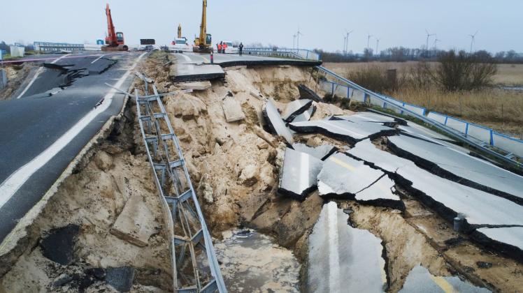 Umleitung für die nächsten Jahre: Bei der Ausfahrt Tribsees ist die auf torfhaltigem Untergrund gebaute Autobahn 20 vollständig eingebrochen. 