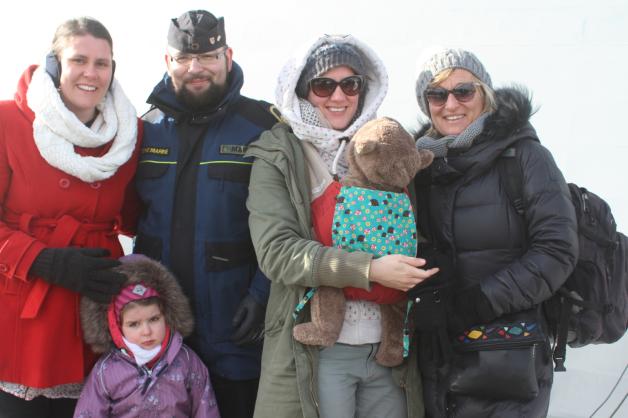 Drei Generationen einer Familie müssen sich bis zu diesem Juni verabschieden: Konrad Marnau sagt seiner Frau Svenja (l.), Tochter Matilda und Isabella, im Arm von Schwägerin Julia Müller, sowie Mutter Iris Marnau Tschüss. Drei Generationen einer Familie müssen sich bis zu diesem Juni verabschieden: Konrad Marnau sagt seiner Frau Svenja (l.), Tochter Matilda und Isabella, im Arm von Schwägerin Julia Müller, sowie Mutter Iris Marnau Tschüss.