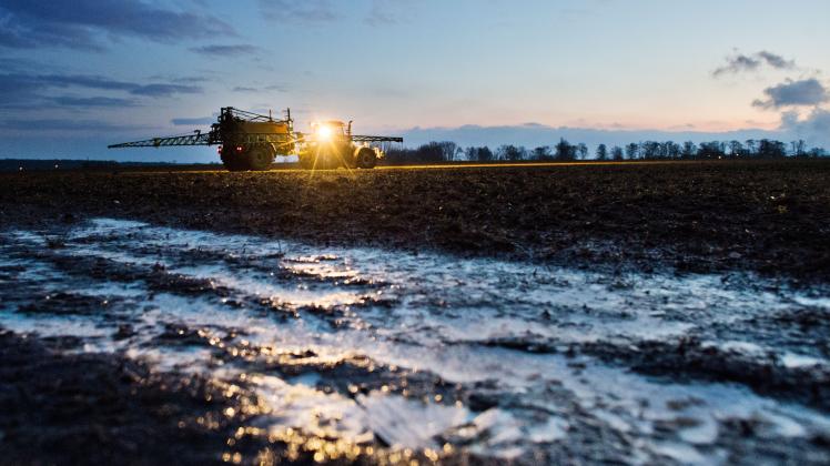 Eiskalte Nachtschicht – die harte Arbeit bringt viele Bauern an die Belastungsgrenze. /Symbolbild