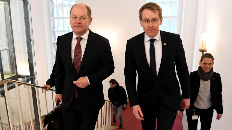 Hamburgs Bürgermeister Olaf Scholz (l.) und Schleswig-Holsteins Ministerpräsident Daniel Günther im Kieler Landeshaus. 