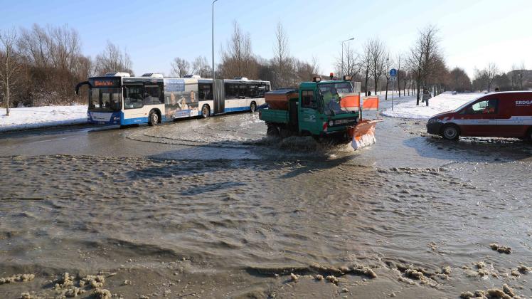 Wasserrohre machen bei Minus 13 Grad schlapp: Hauptwasserleitung bricht in Rostock - Toitenwinkler Allee geflutet und gesperrt
