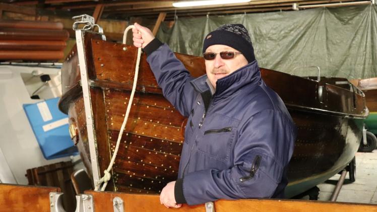 Wie in einem Kühlhaus: Schiffsführer Torsten Bockentin wartet auf besseres Wetter. 