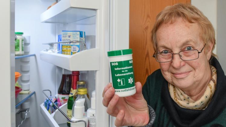 Rentnerin Doris Voll zeigt bei sich zu Hause eine Notfalldose am Kühlschrank. 