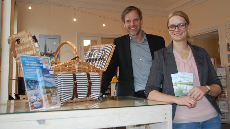 Setzen auf nachhaltigen Tourismus: Max Triphaus und Imke Gessinger von der Ostseefjord-Schlei GmbH mit einem der Picknickkörbe, die man – gefüllt mit regionalen Produkten – in der Schleswiger Touristinfo mieten kann.