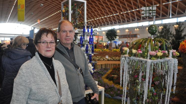 Begeistert von der Blumenschau sind Bentina und Bernd Schröder. Die Rentner besuchen die Messe fast jedes Jahr.   Fotos: georg manzke 
