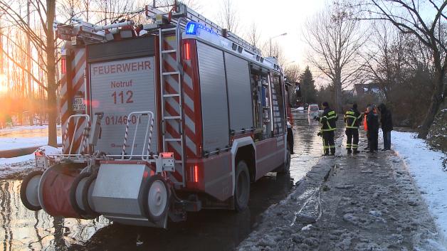 Rettungswagen mit Patient säuft nach Wasserrohrbruch in Rostock auf überfluteter Straße ab: Rettung nur im Überlebensanzug möglich