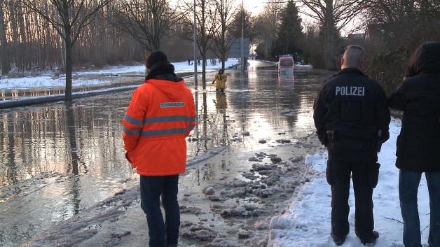Rettungswagen mit Patient säuft nach Wasserrohrbruch in Rostock auf überfluteter Straße ab: Rettung nur im Überlebensanzug möglich
