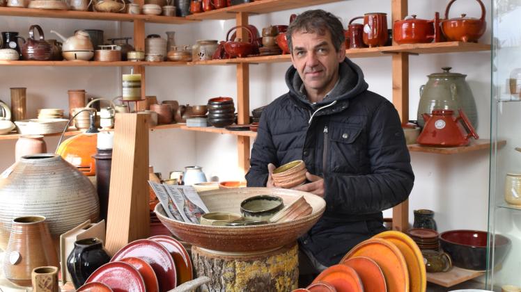 Intensive Farben und interessante Oberflächen: Seine Keramik brennt Steffen Werner seit 2007 im Holzbrandofen.  Fotos: akin 