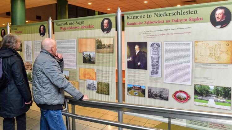 Besucher betrachten Ausstellungstafeln zu den Gärten Peter Joseph Lennés zwischen Schlesien und Pommern. 