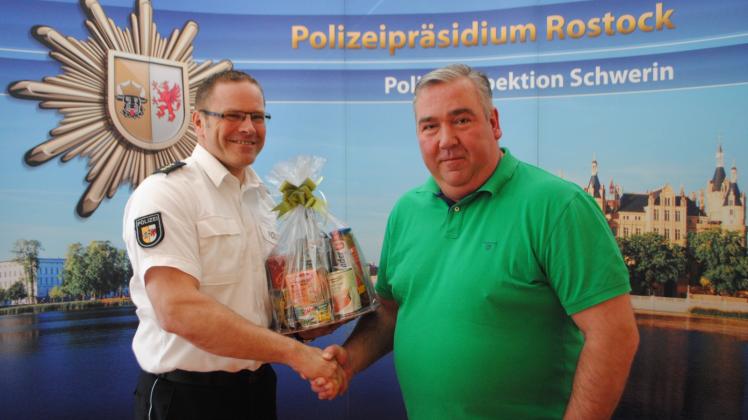 Für sein beherztes Verhalten geehrt: Polizeichef Lutz Müller überreichte Frank Lindemann ein Präsent. 