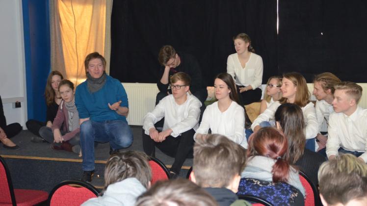 Nach dem Applaus folgte die Diskussion. Im Beisein seiner Akteure stellte Regisseur Andreas Püst Fragen an die Schüler. 