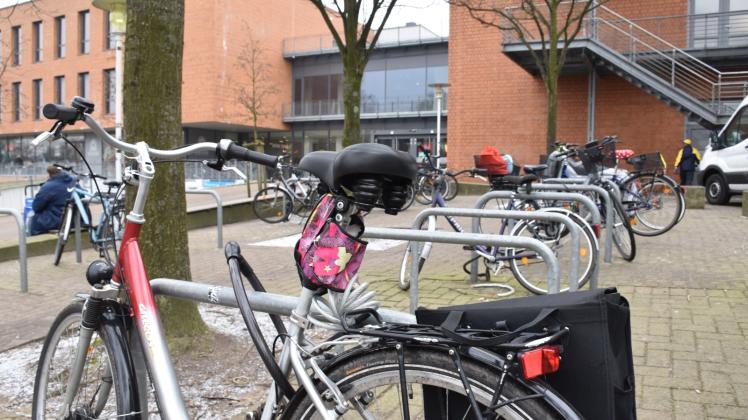 Dieses Fahrrad ist ordnungsgemäß angeschlossen. Häufig ist dies jedoch nicht der Fall, kritisiert der Schenefelder Polizei-Chef Jan Wittig. 