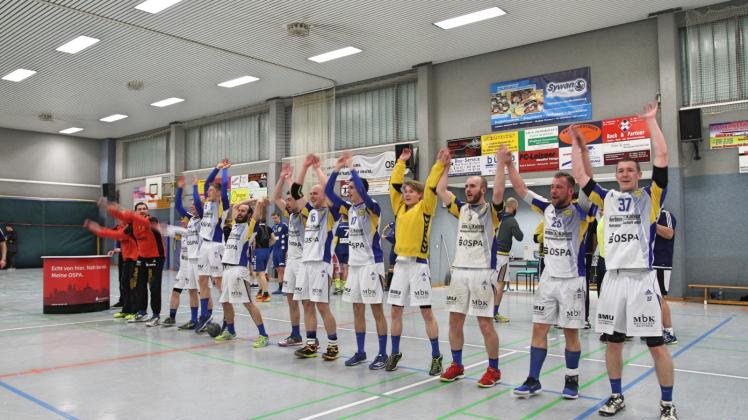 Hoch die Hände – die Schwaaner Handball-Männer ließen sich nach dem Heimsieg gegen Schwerin II von ihren Fans feiern. 