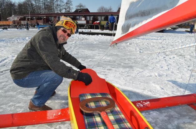 Sonnabend und gestern baute Achim Rudolph seinen Eisschlitten auf und sauste über den Inselsee. Sonnabend und gestern baute Achim Rudolph seinen Eisschlitten auf und sauste über den Inselsee.