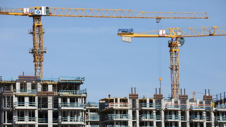  Für den Bau von 347 „belegungsgebundenen Mietwohnungen“ gewähre das Land Baukostenzuschüsse von 15,4 Millionen Euro. 