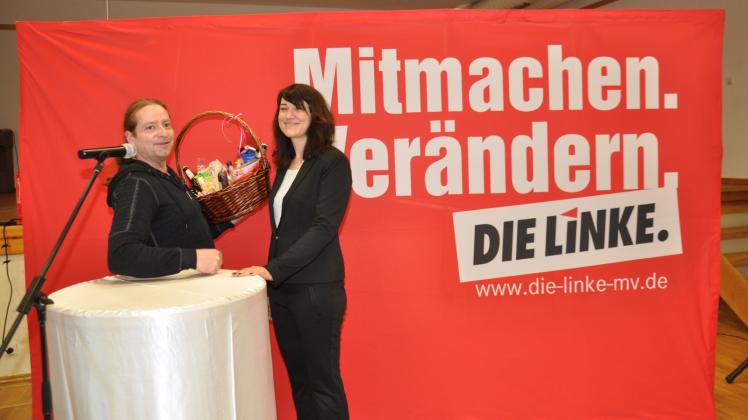 Beste Laune auf beiden Seiten: Marko Schmidt, Kreisvorsitzender der Linken, gratulierte Jacqueline Bernhardt zu ihrer Wahl.