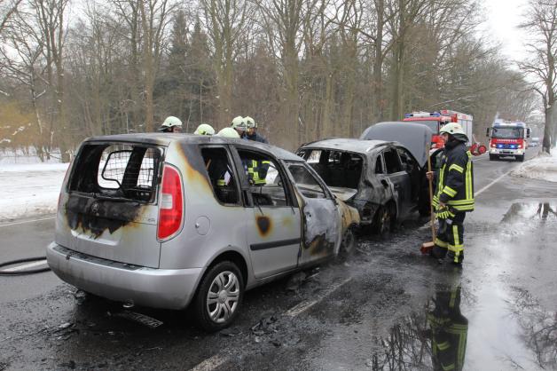 Autos gehen nach Unfall in Flammen auf