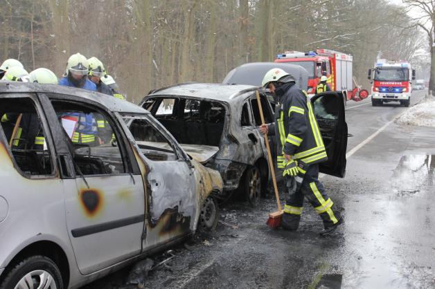 Autos gehen nach Unfall in Flammen auf