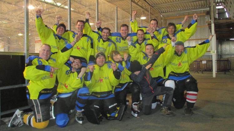 Warsow kämpfte sich an die Spitze der Eishockeyhobbyliga. Seit Sonntag sind sie zum zweiten Mal in Folge Landesmeister.