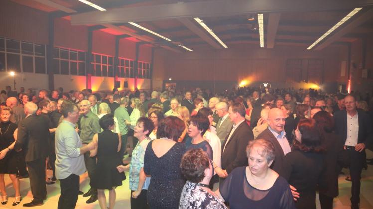 Volle Tanzfläche in der Hans-Oldag-Hallle, ein normales Bild an diesem Ballabend in Lübtheen.  Fotos: Mayk Pohle 
