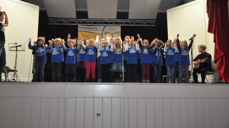 Es geht um die Zukunft ihrer Schule: Die Mädchen und Jungen des Kinderchores sangen für die Edith-Stein-Schule. 