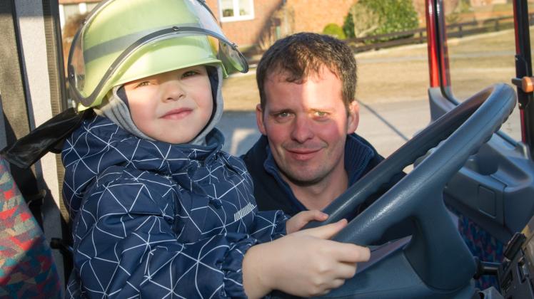 Wenn ich groß bin, werde ich auch Feuerwehrmann: Toni (4) gemeinsam mit seinem Vater Christian Henke.