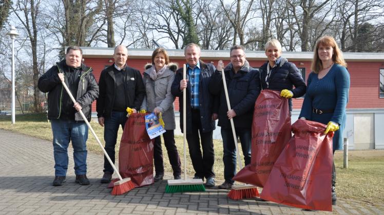 Mit Putzhandschuhen, Besen und Müllsäcken machen nicht nur die Schweriner ihre Stadt sauber: Auch die Organisatoren packen vom 4. bis 14. April selbst mit an. 