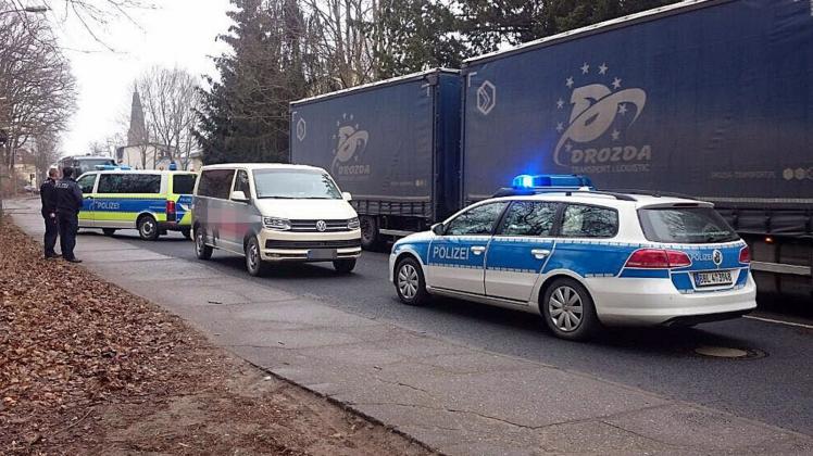 Der Zugriff, mit dem Handy fotografiert: In unmittelbarer Nähe des Polizeipräsidiums Potsdam griff die Polizei zu. Fotos: Privat 
