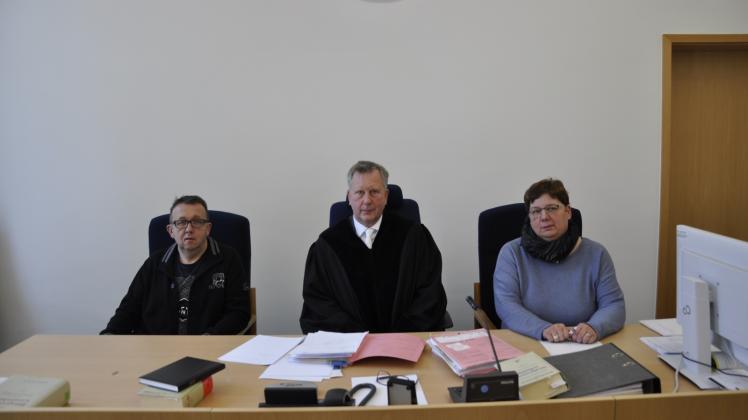 Die Schöffen Thomas Kubelka (links) und Dietra Schwarz mit Amtsgerichtsdirektor Roger Schippers (Mitte) während einer Verhandlung. 