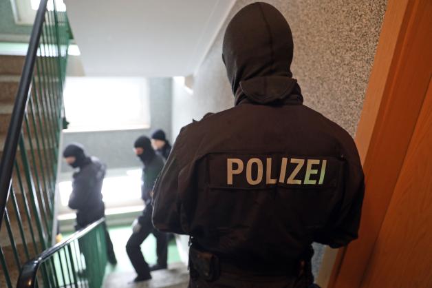 Drogenrazzien in Rostock: Spezialeinheiten durchsuchen Wohnungen von mehreren Verdächtigen. Laut Staatsanwaltschaft wurden die Razzien durchgeführt wegen des Verdachts des Handelns mit Betäubungsmitteln in nicht unerheblichen Mengen.