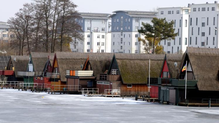 In Schwerin gibt es rund 3000 Bootshäuser. Wenn in wenigen Wochen die Saison beginnt, dann sind sie für die Besitzer wieder Rückzugsorte am Wasser.