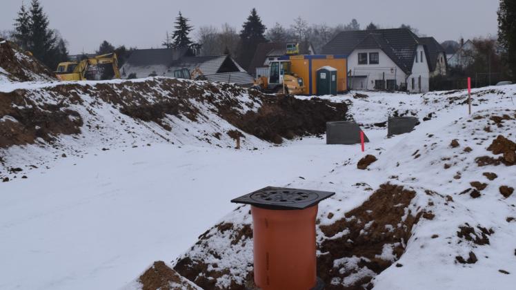 Kanalbau und Vermessung der Grundstücke sind im Gange. Gestern ruhte wegen des Winterwetters die weitere Erschließung. 