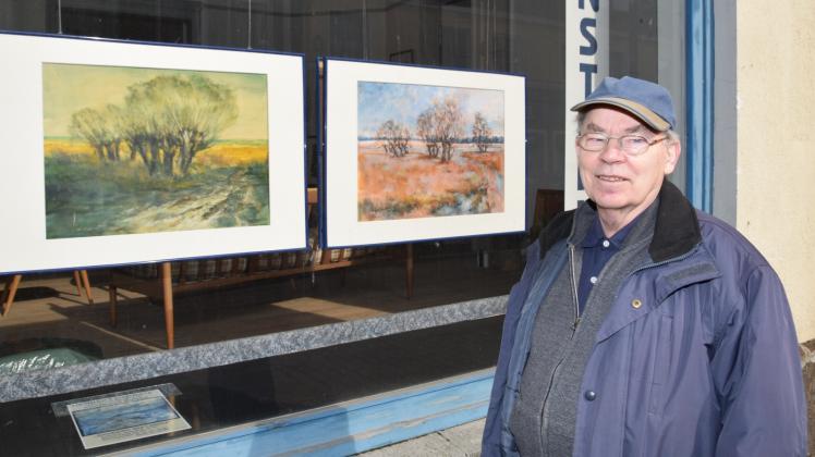 Vor dem Kunsthaus und neben zwei seiner Bilder: Herbert Raddatz stellt ab Samstag in Bützow aus. 