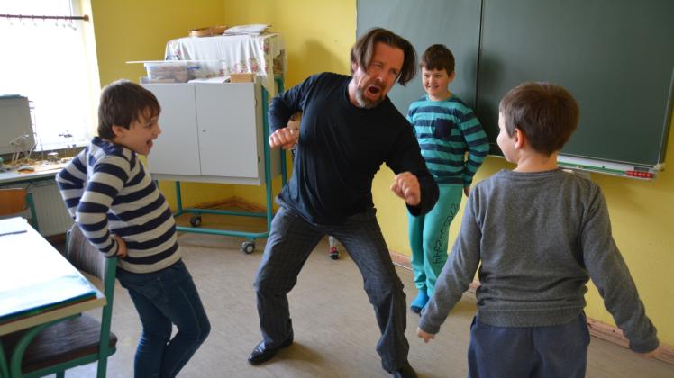 Gemeinsammit den Schülern studiert Schauspieler Thomas Linke eine Szene ein: Boxen in Zeitlupe.  