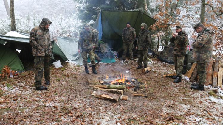 Unterkunft mitten im Wald nahe Herzfeld, die Männer gehören zu einem Team von Schwerlast-Transportern.  Fotos: Mayk Pohle 