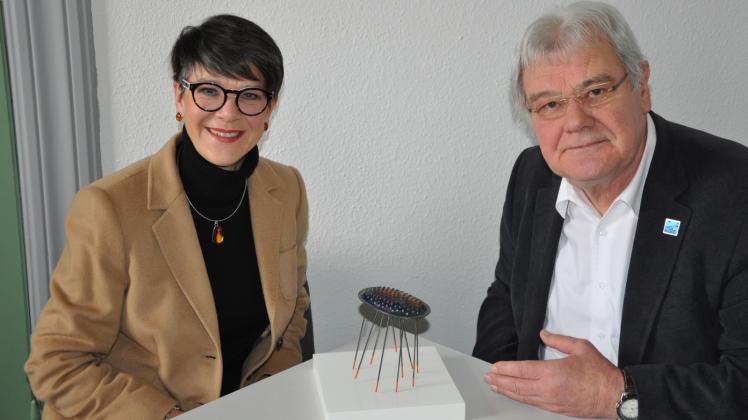 Das Kunstwerk für den Sieger: Michaela Selling und Prof. Wolfgang Methling freuen sich auf den neuen Kulturpaten. 