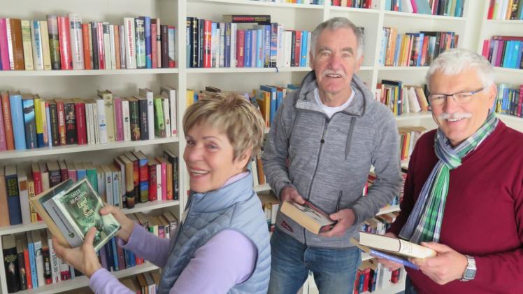 Sie sind teil des Teams, das dafür sorgt, dass die Pingelshagener sich jeden Montag zwischen 17 und 18 Uhr Bücher ausleihen können: Renate Rabe, Ulrich Leonhardt (M.) und Gert Nick.
